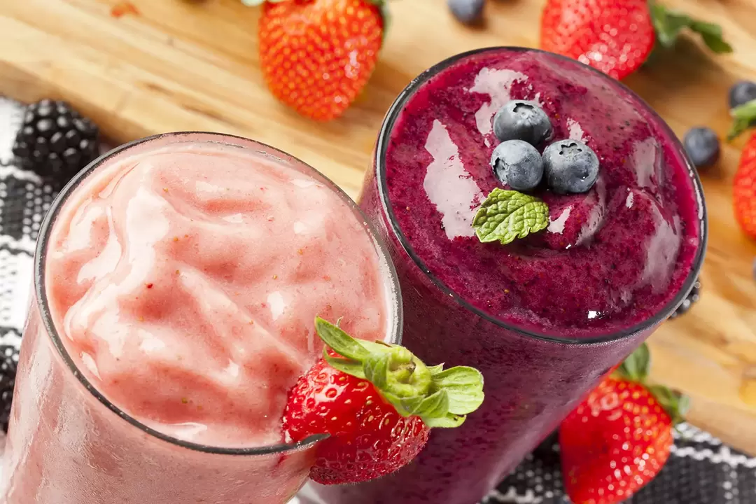 Kefir berry smoothie - a delicious dessert for weight loss