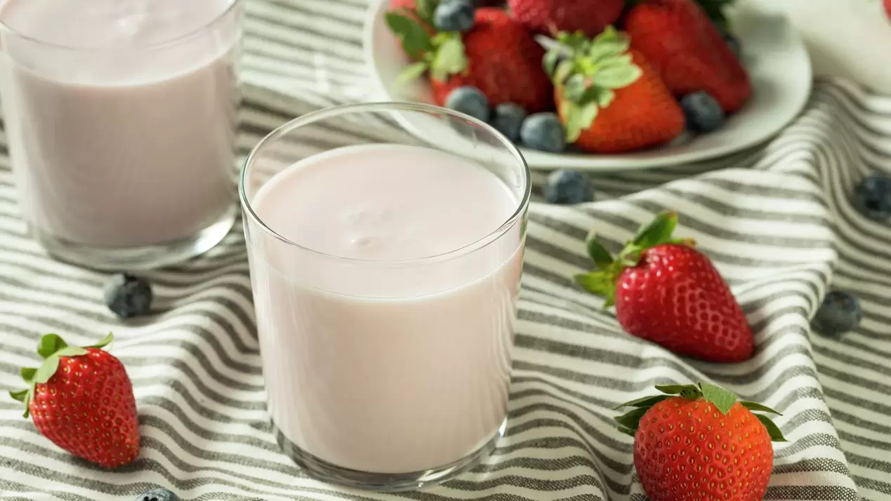 Kefir with berries for weight loss